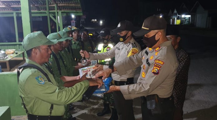 Kapolsek Singingi Hilir mengecek Pembentukan Pos Kamling Desa Petai Kec. Singingi Hilir
