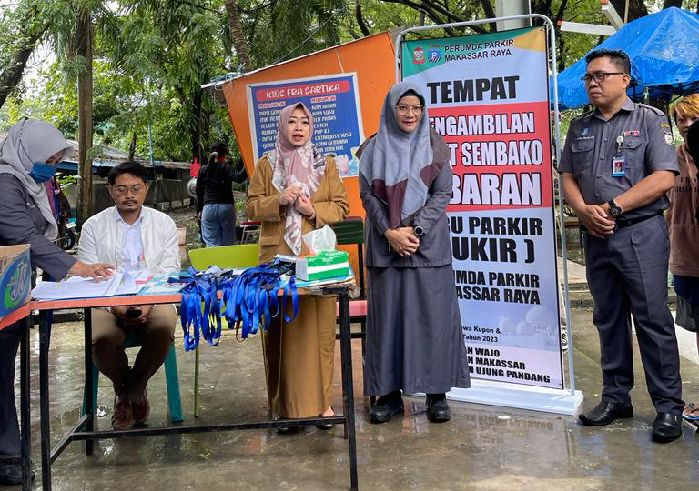 Perumda Parkir Makassar Berbagi 660 Paket sembako ke Jukir Resmi Bersama dr Udhin Malik