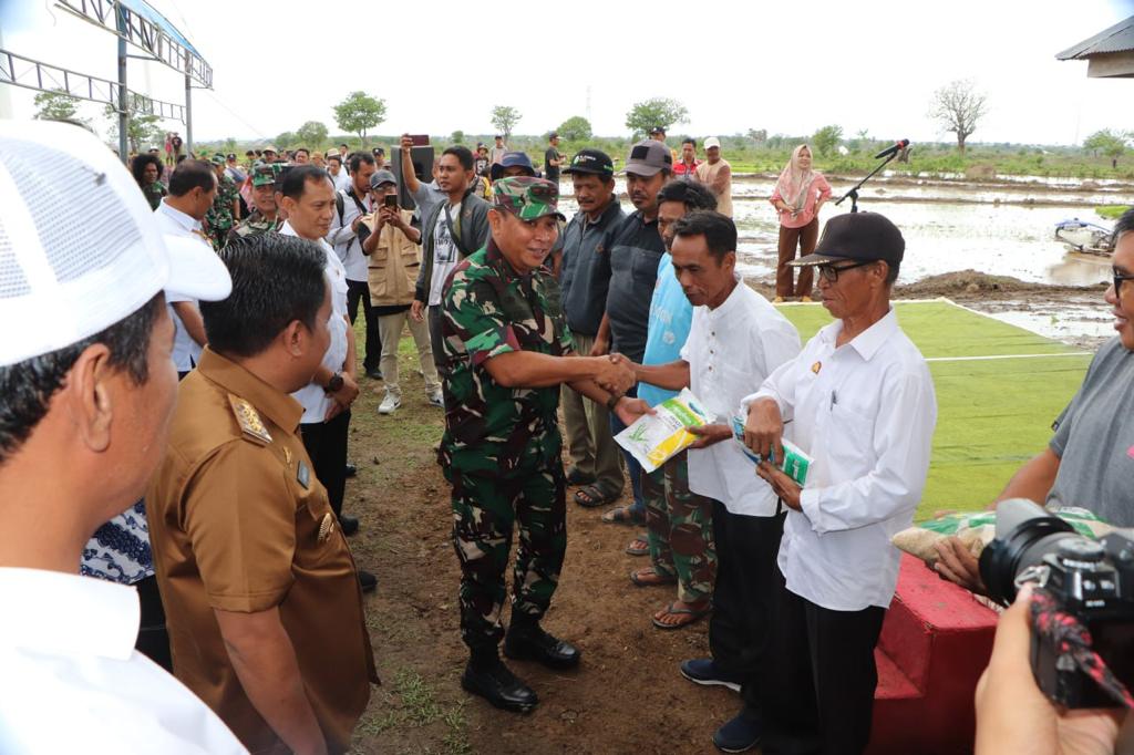 Pangdam XIV/HSN Mayjen TNI Bobby Rinal Makmun S.IP Dampingi Menteri Pertanian RI Dr.Ir H Amran Sulaiman MP Kunjungan Kerja Hari Ke 2 Di Kab. Jeneponto