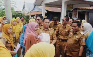 PJ Bupati Jeneponto Junaedi Bakri Di Dampingi Ketua PKK Kunjungi Percontohan Lokus Stunting Di Lingkungan Polong-Polong Kel. Empoang Utara