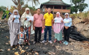 Dinas Kependudukan Catatan Sipil Serahkan Adminduk Korban Kebakaran Di Kel. Tolo Kec. Kelara Kab. Jeneponto