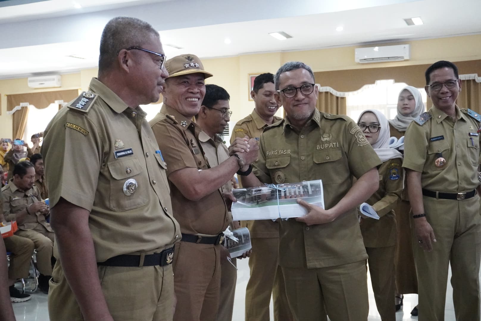 Bupati Jeneponto Serahkan SPPT PBB-P2 DHKP Tahun 2025