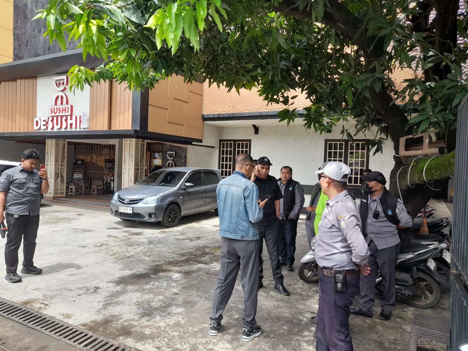 TRC Perumda Parkir Makassar Tindaklanjuti Aduan Jukir Liar RM Cobek Cobek dan De’Sushi
